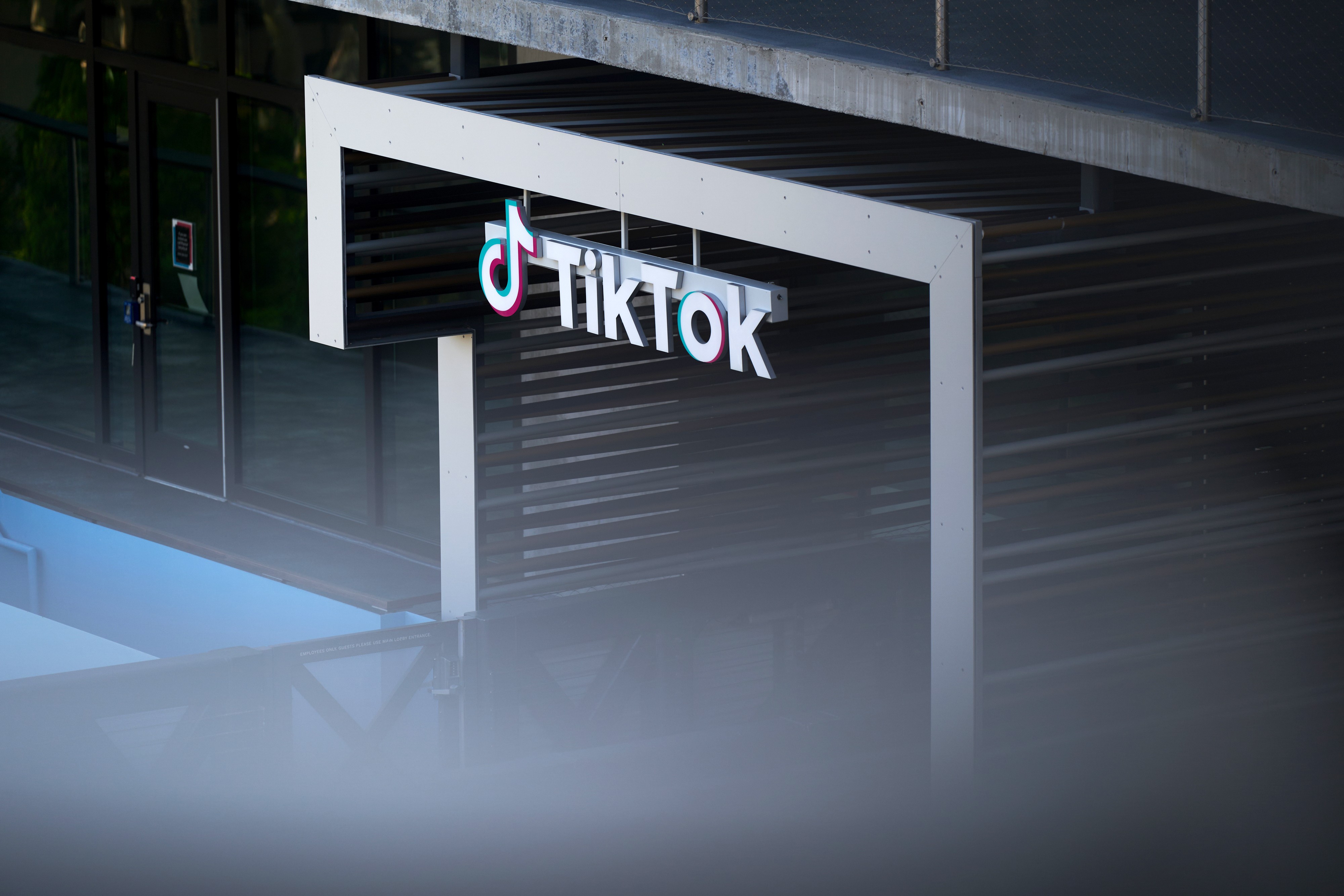 Trump prorroga por 90 dias prazo para venda do TikTok