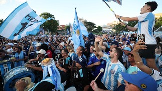 Torcedores da Argentina se reúnem no Mill Creek Park, em Kansas City — Foto: Getty Images via AFP