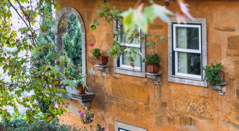 Quinta do Vallado: Wine Hotel na Casa Tradicional, conhecida pela cor ocre e o jardim — Foto: Divulgação /Vallado