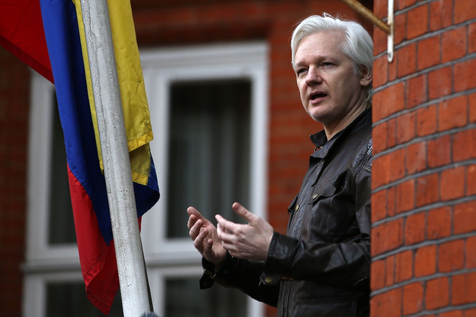 O fundador do Wikileaks, Julian Assange, falando na varanda da Embaixada do Equador em Londres em 2017 — Foto: AFP PHOTO / Daniel LEAL-OLIVAS