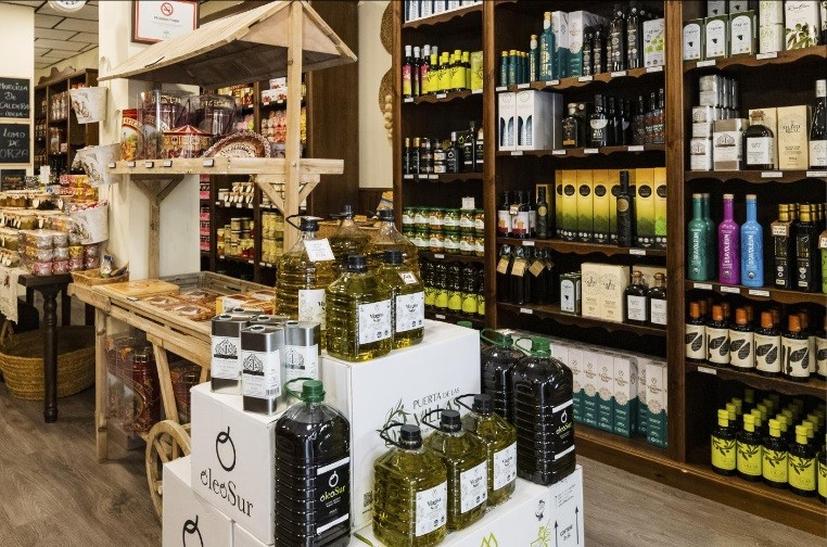 Uma variedade de azeites em uma loja na cidade de Úbeda, na província produtora de azeite da Espanha de Jaén — Foto: Emilio Parra Doiztua/The New York Times