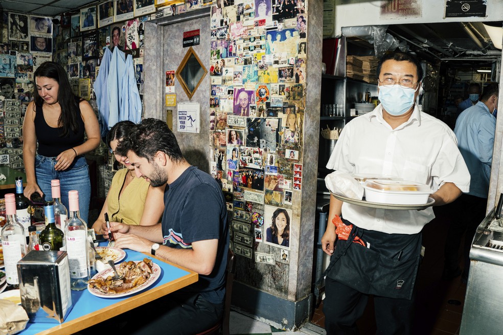 Movimento no Wo Hop, restaurante que é uma verdadeira instituição em Chinatown, em Nova York  — Foto: Jutharat Pinyodoonyachet/The New York Times