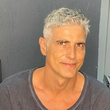Reynaldo Gianecchini deixou a tinta de lado e assumiu os fios grisalhos — Foto: Reprodução / Instagram