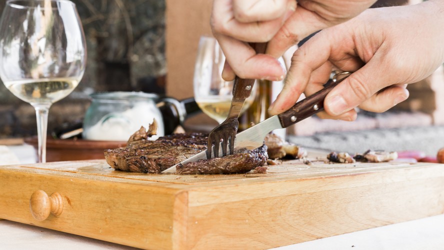 Churrasco e álcool pode fazer mais mal do que bem, aponta oncologista