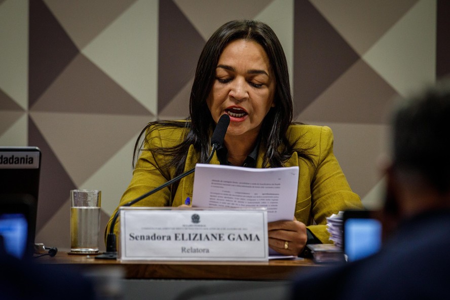 Relatora da CPMI, senadora Eliziane Gama lê relatório final com indiciamento de bolsonaristas