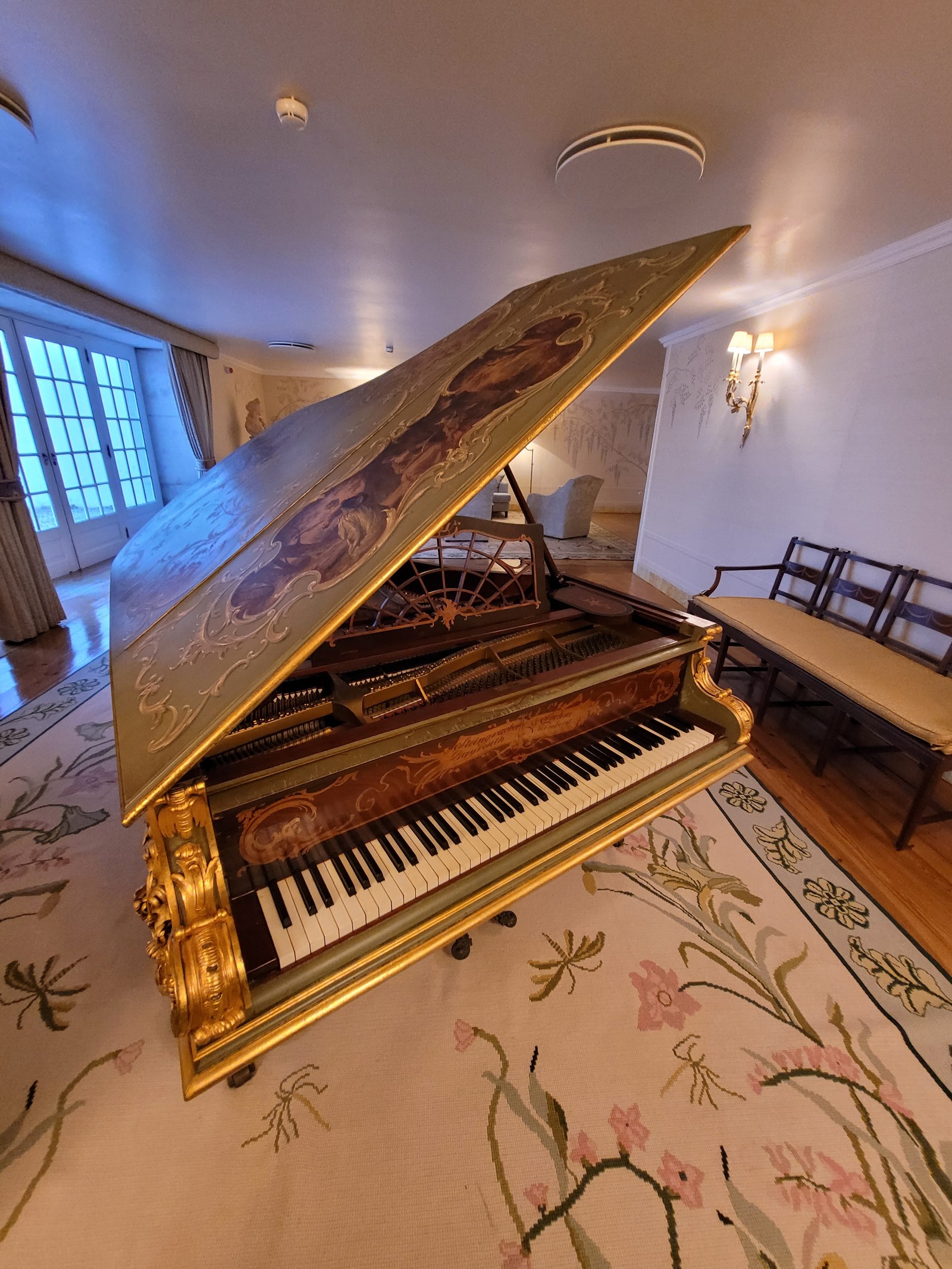 Um piano de cauda alemão da segunda metade do século XIX também faz parte da decoração do hotel Tivoli Palácio de Seteais, em Sintra — Foto: Eduardo Maia / O Globo