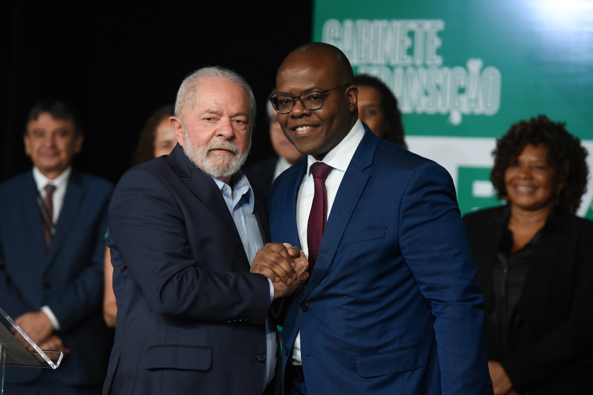 O fator que reaproximou Lula e o ministro Silvio Almeida, alvo de 'fogo  amigo' no governo
