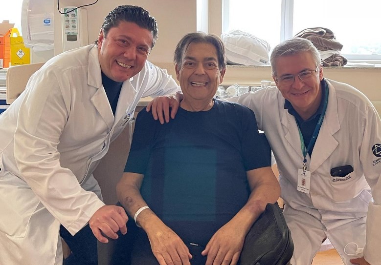 O apresentador Faustão (ao centro) entre os médicos Fábio Gaiotto (à esquerda) e Fernando Bacal — Foto: Reprodução/Instagram