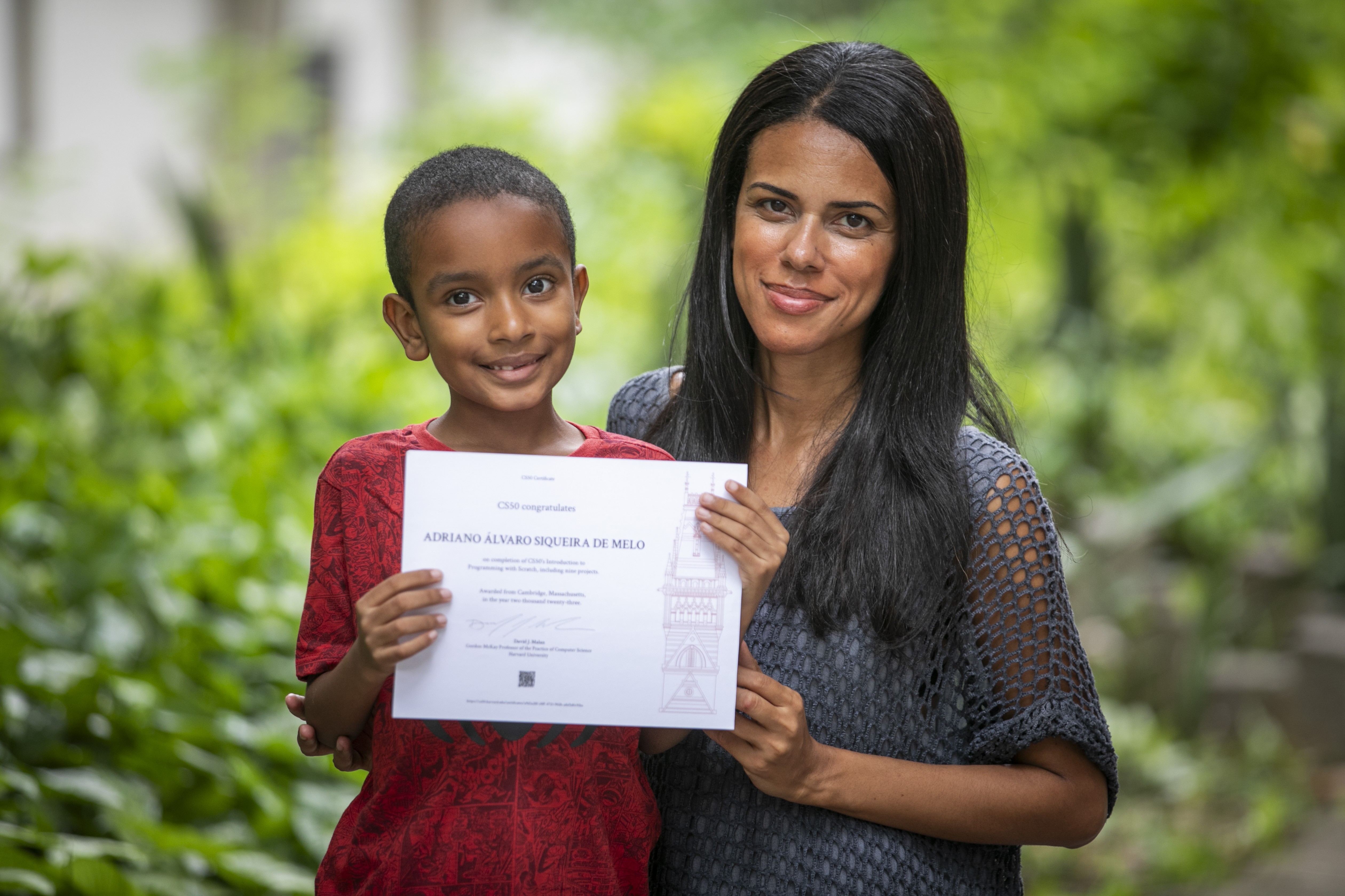 Luciano Huck entra na corrente de solidariedade para ajudar Alvinho e abre campanha por casa para o menino e sua mãe - QTU Questões do Universo
