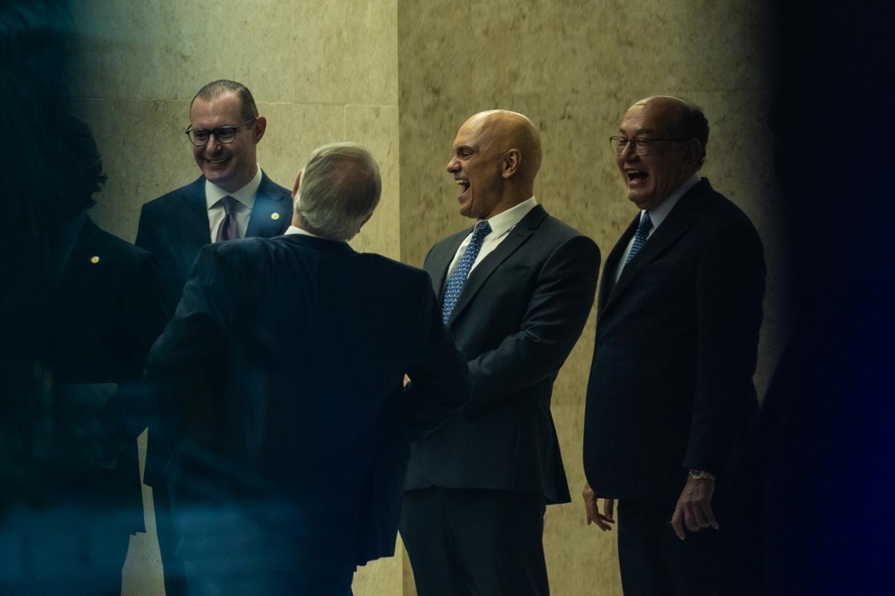 A explicação de ministros do STF sobre a foto em que aparecem rindo em meio à crise envolvendo Vorcaro - QTU Questões do Universo