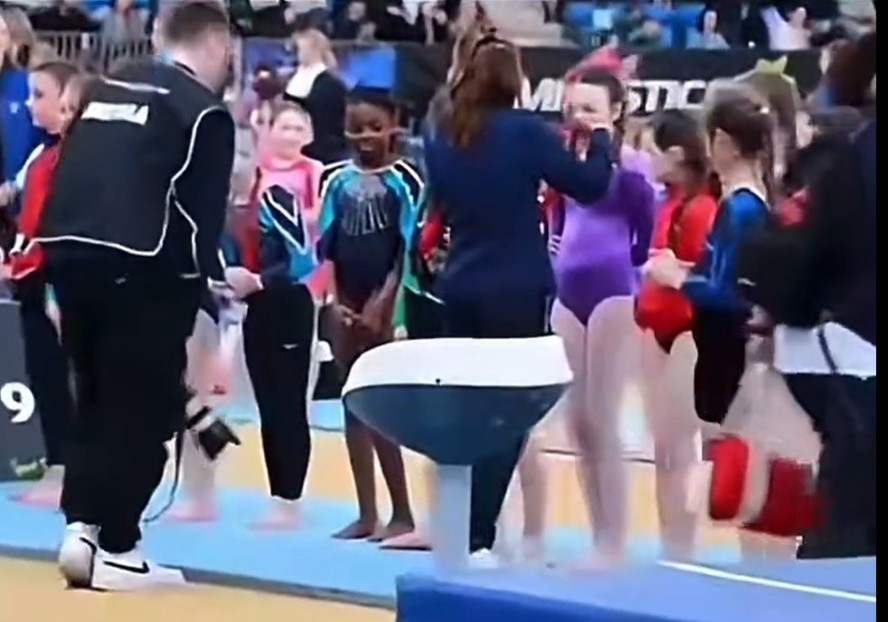 Criança negra não recebe medalha em competição de ginástica na Irlanda