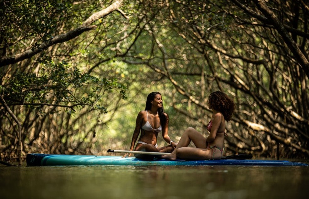  As moradoras Dayane Oliveira (à esquerda) e Ana Isabele Coimbra em um passeio de SUP no manguezal em Barra de Guaratiba — Foto: Hermes de Paula