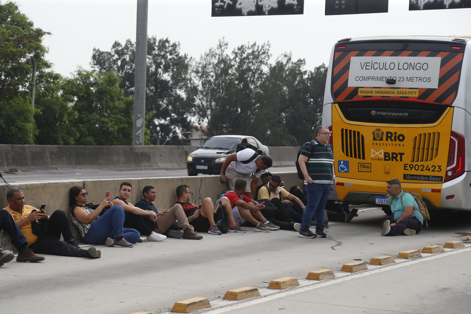Devido a uma operação policial no Complexo de Israel, na Zona Norte, nesta quinta-feira, uma parte da Avenida Brasil se encontra fechada. — Foto: Fabiano Rocha / Agência O Globo