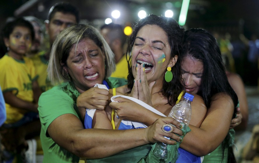 Eleitores choram em frente ao condomínio Vivendas da Barra, após resultado da eleição