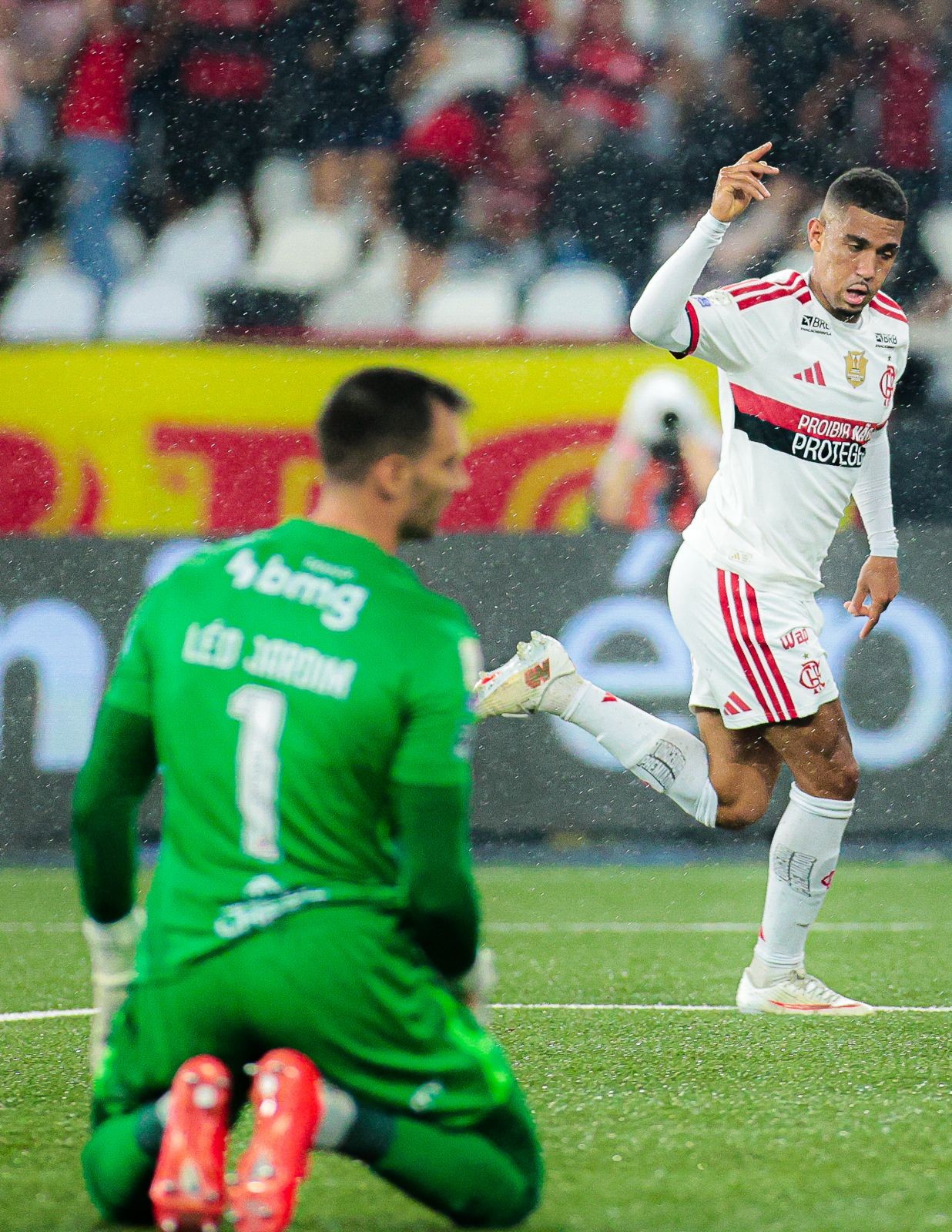 Léo Jardim lamenta goleada sofrida pelo Vasco diante do Flamengo no Brasileirão: 'Foram muito letais nos contra-ataques'