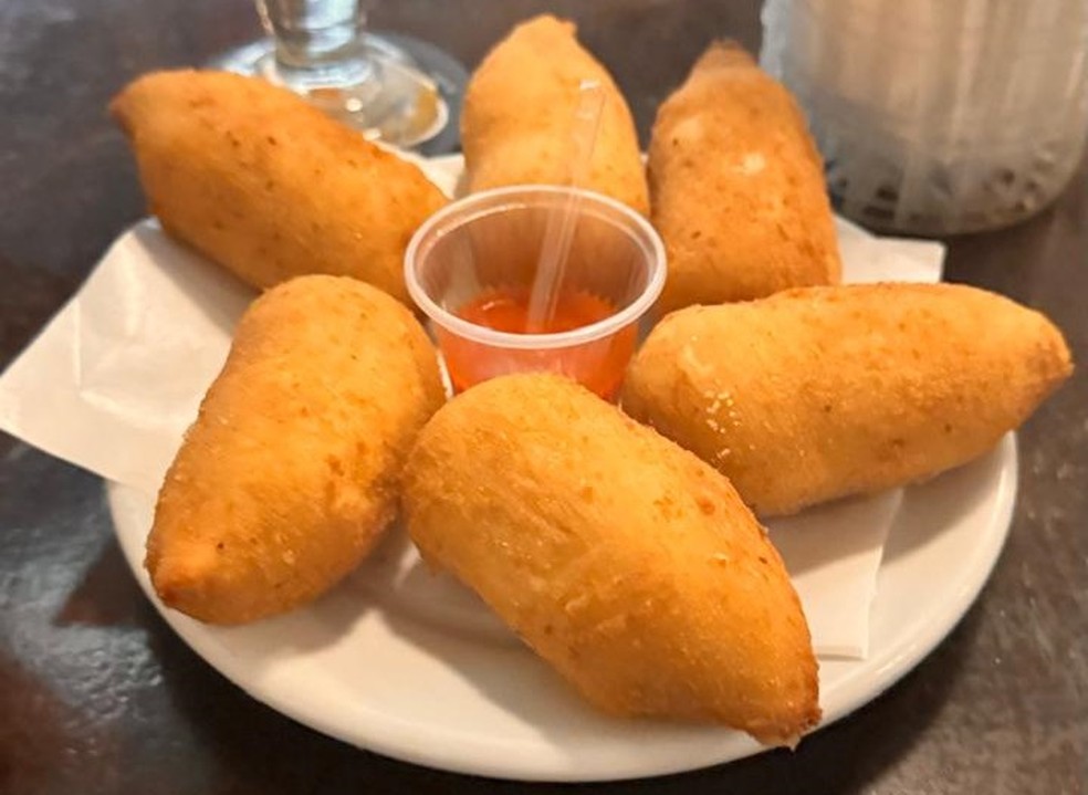 "A coxinha do Veloso é um patrimônio que tem valor sensorial, o que é raro. Mas é um ídolo que envelheceu mal, satisfeito com a própria fama" — Foto: Ian Oliver