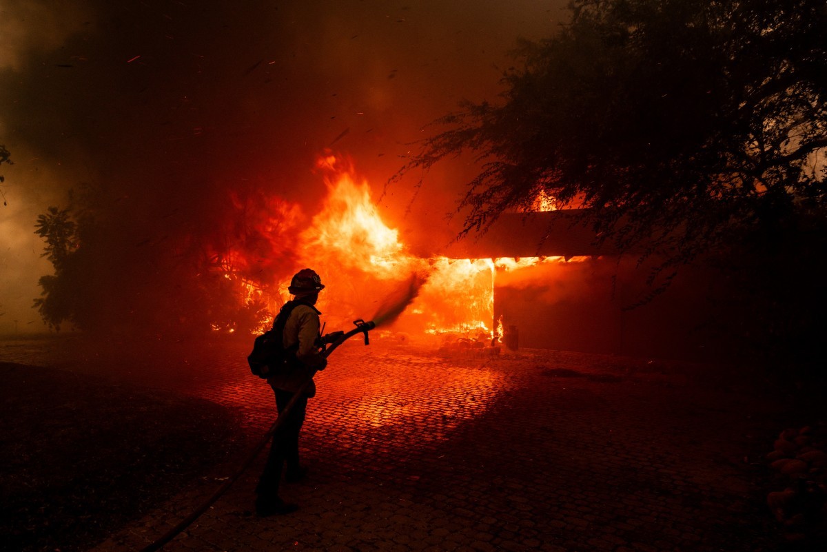 Incêndio devastador ameaça mais de 11 mil construções na Califórnia