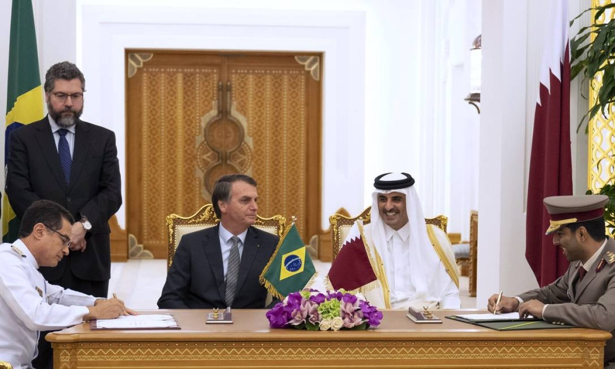 Jair Bolsonaro e o emir do Qatar, Xeique Tamim bin Hamad al-Thani, assinaram acordos nas áreas de saúde e treinamento diplomático, em Doha — Foto: AFP