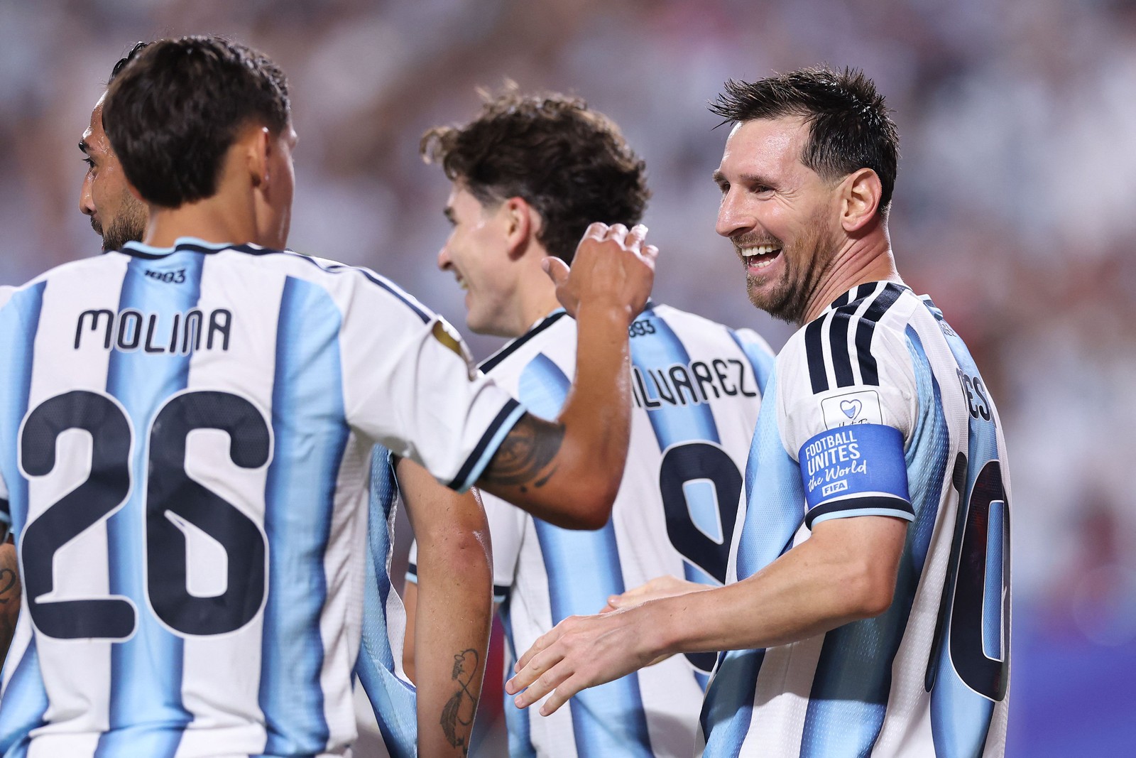 Lionel Messi comemora com companheiros após marcar o terceiro gol da Argentina e completar o hat-trick na vitória sobre a Argélia, pela fase de grupos da Copa do Mundo de 2026, em Kansas City, Missouri — Foto: Michael Steele/Getty Images/AFP