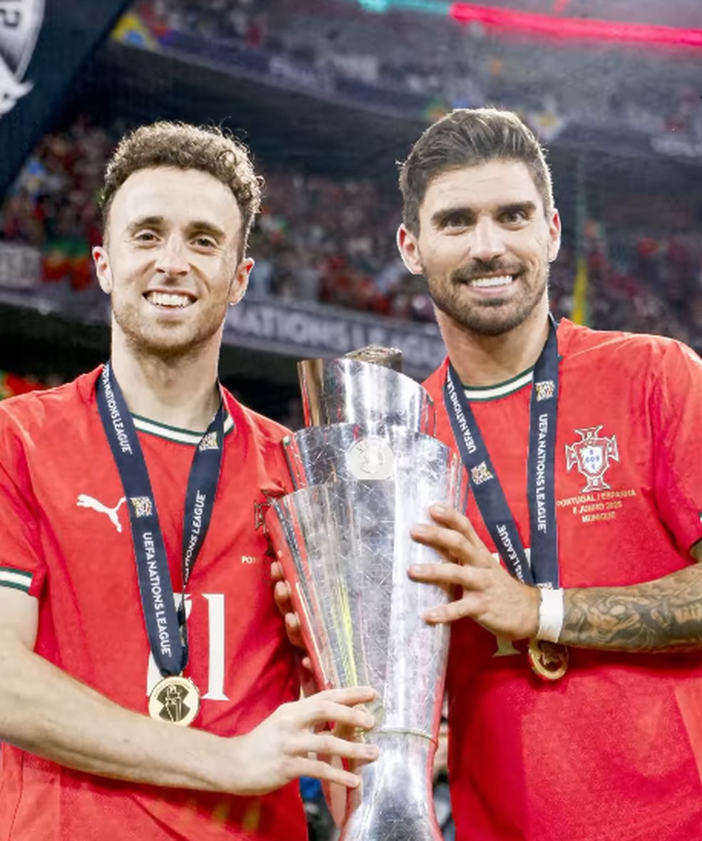 Diogo Jota posa com R&uacute;ben Neves ap&oacute;s t&iacute;tulo da Liga das Na&ccedil;&otilde;es &mdash; Foto: Instagram