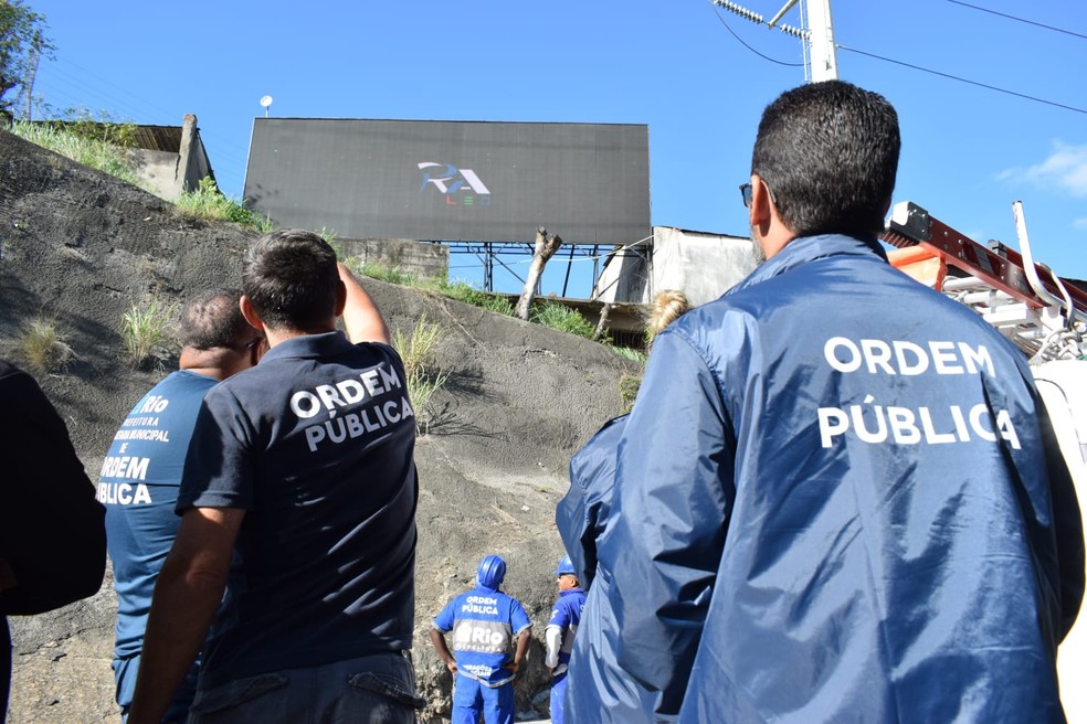 Painel com propaganda irregular no pedágio da Linha Amarela também foi removido pela Seop — Foto: Divulgação / Seop