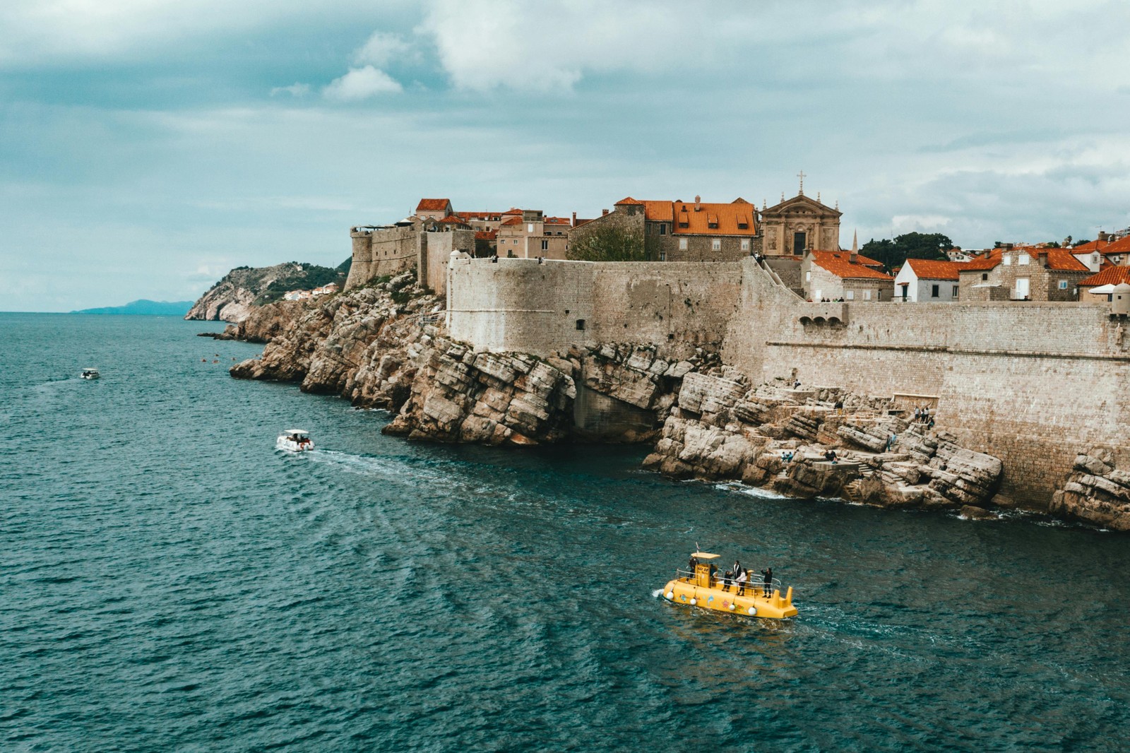 Dubrovnik, Croácia – Muralhas medievais e vida cultural intensa, famosa por sua beleza cinematográfica. — Foto: Pexels