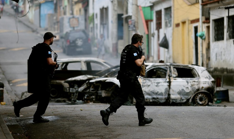 Ao menos 2.500 policiais participaram da megaoperação, incluindo os grupos de elite das policais Civil e Militar: a Core e o Bope, respectivavement — Foto: Fabiano Rocha / Agência O Globo/	28/10/2025