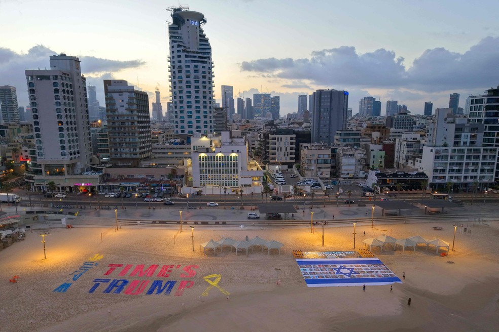 Murais Montados em Praia de tel Velviv Pedemsolução Paraa Questão Dosrefénsem Gaza - Foto: Jack Guez/AFP