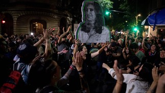 O pedido de prisão da vice-presidente argentina Cristina Fernández de Kirchner, por suspeita de corrupção durante seus dois mandatos como presidente fez eclodir uma serie de manifestações de apoio  — Foto: LUIS ROBAYO / AFP