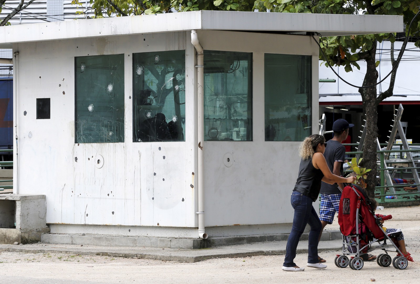 Intervenção federal na segurança do Estado do Rio. Na foto, uma cabine da PM perfurada a bala por traficantes na Cidade de Deus — Foto: Domingos Peixoto / Agência o Globo