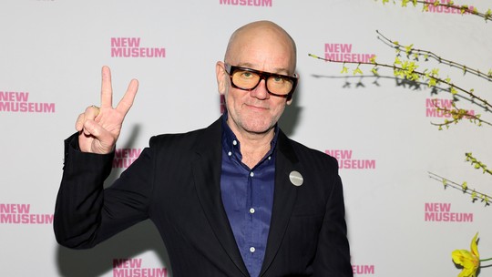 Michael Stipe comemora anonimato após fim do R.E.M.: 'Pego o metrô e ninguém sabe quem sou'