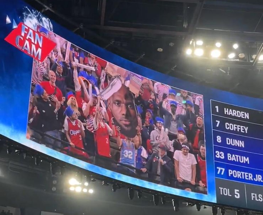 Torcedores provocam LeBron James ao 'rasparem' cabelo do astro dos