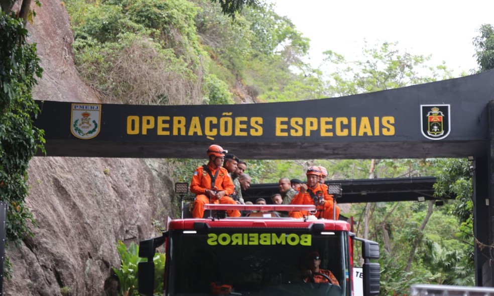 Corpo do sargento Heber Carvalho saindo da sede do Bope — Foto: Fabiano Rocha/Agência O Globo