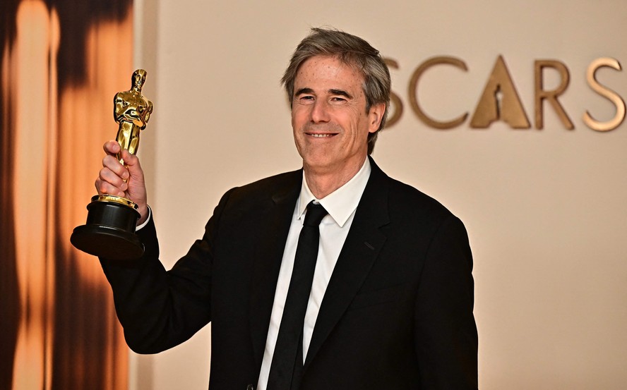 Walter Salles com o Oscar de melhor filme internacional por 'Ainda estou aqui'