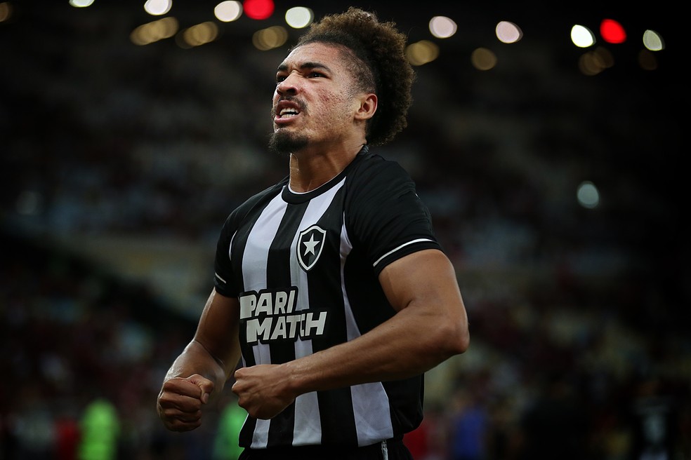 Adryelson do Botafogo durante partida entre Flamengo e Botafogo, válida pela 3ª rodada do Campeonato Brasileiro da Série A, disputada no Estádio do Maracanã — Foto: Lucas Tavares/Agência O Globo