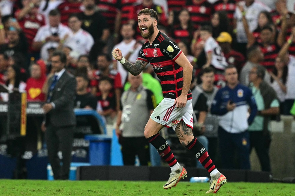 Léo Pereira comemora o gol marcado contra o Bolívar — Foto: Pablo Porciuncula/AFP