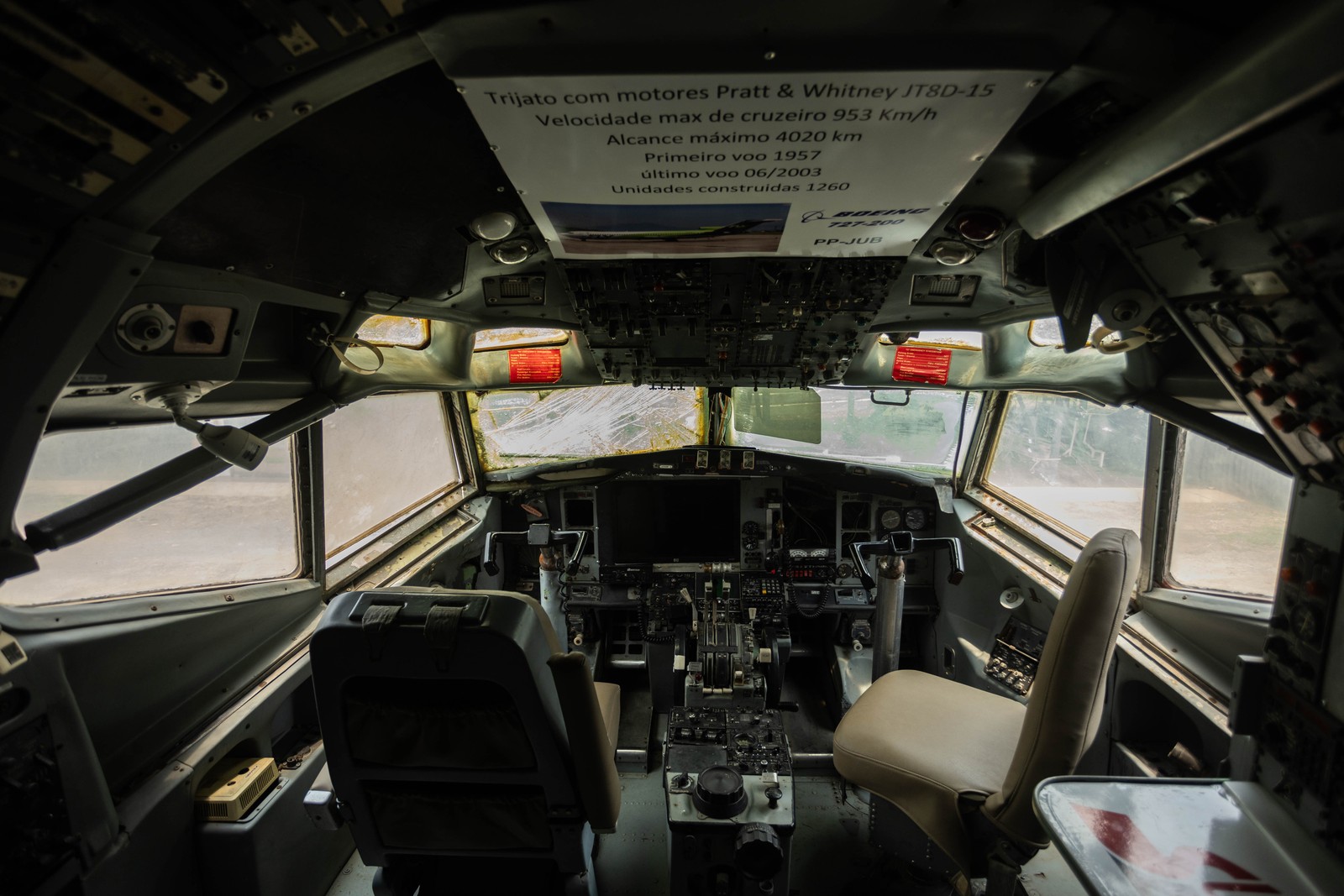 Cabine de comando de um Boeing 727 que pertenceu à Fly Linhas Aéreas — Foto: Maria Isabel Oliveira