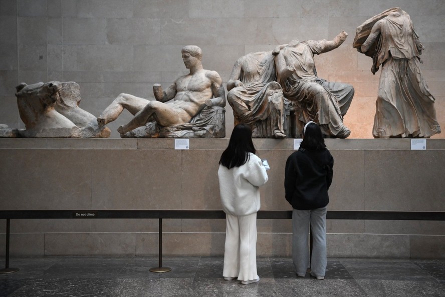Visitantes observam os Mármores do Partenon, também conhecidos como Mármores de Elgin, no British Museum