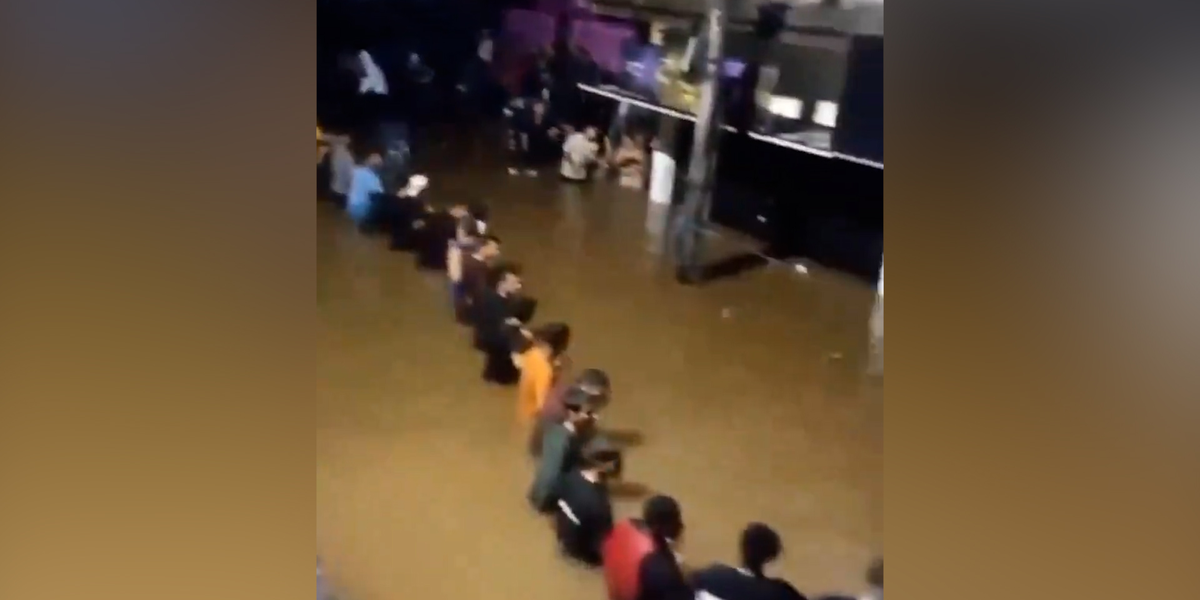 Vídeo: Voluntários fazem corrente humana para resgatar moradores