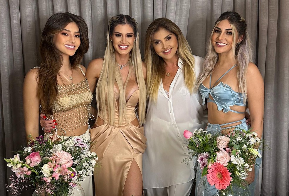 Noiva de MC Guimê, Fernanda Stroschein com a mãe, Carla, e as irmãs — Foto: Reprodução/Instagram