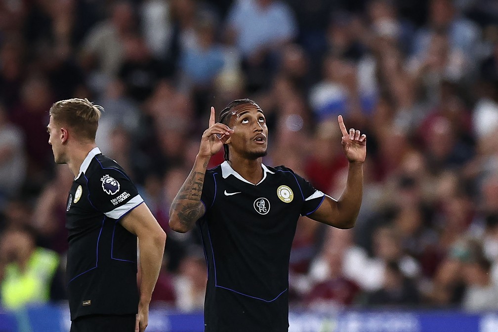 João Pedro vive grande momento desde a Copa do Mundo de Clubes — Foto: HENRY NICHOLLS / AFP