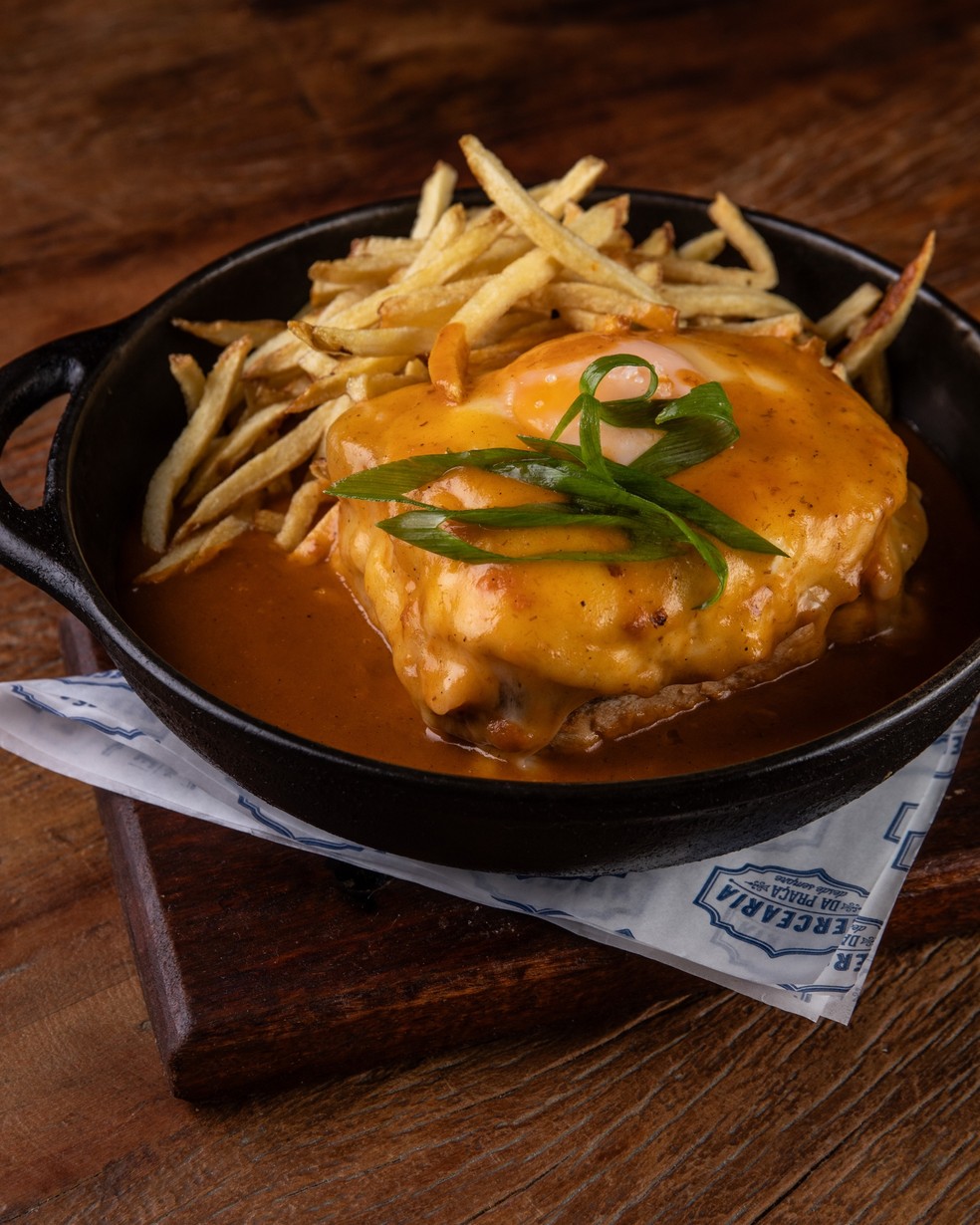 Francesinha da Tasca da Mercearia — Foto: Tomás Rangel