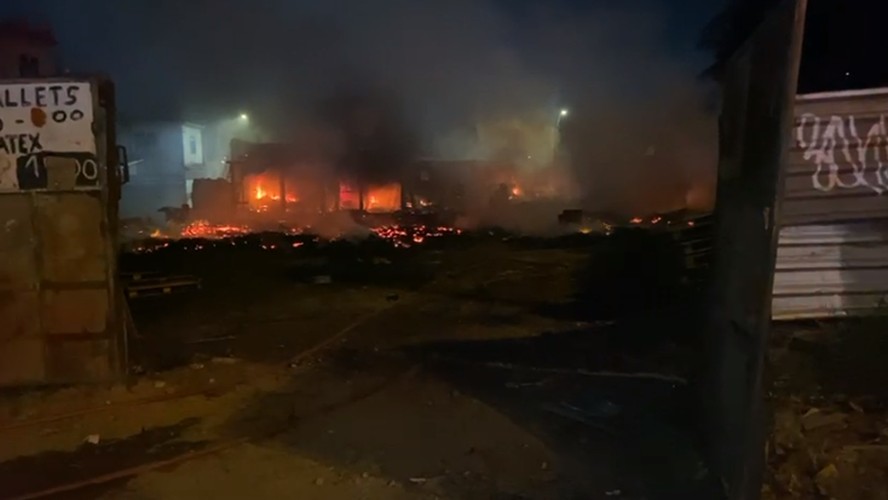 Bombeiros combatem incêndio em terreno às margens da Dutra