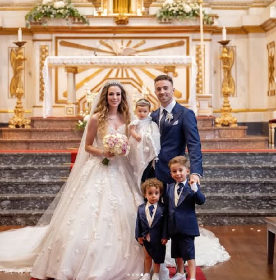 Diogo Jota posa com a mulher, Rute, e os três filhos em casamento