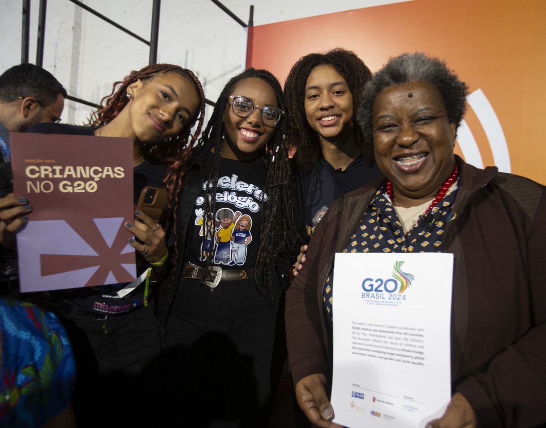 Adolescentes brasileiras entregaram uma carta, feita em colaboração com 50 mil crianças de cerca de 60 países, aos líderes mundiais. Maria Eduarda, Julia e Ynara com a ministra de direitos humanos, Macaé Evaristo — Foto: Alexandre Cassiano