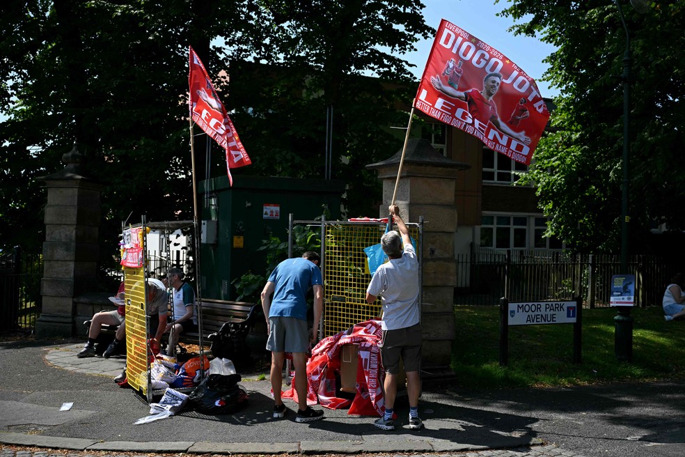 Diogo Jota é retratado como'lenda' em bandeiras — Foto: Oli Scarff / AFP