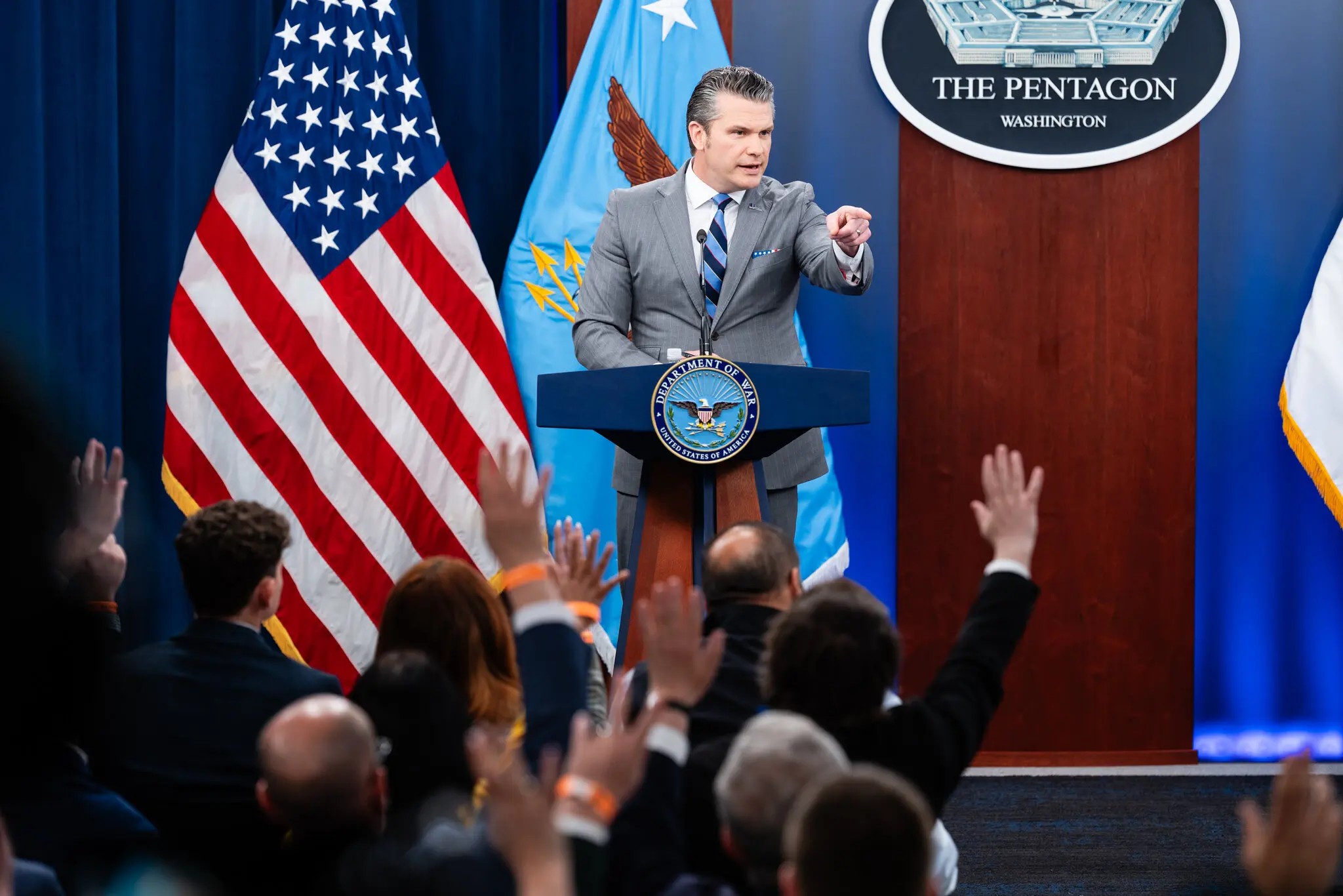 Secretário de Defesa dos EUA afirma que Teerã deve fazer 'acordo inteligente' e diz que bloqueio aos portos iranianos continuará 'pelo tempo que for necessário'