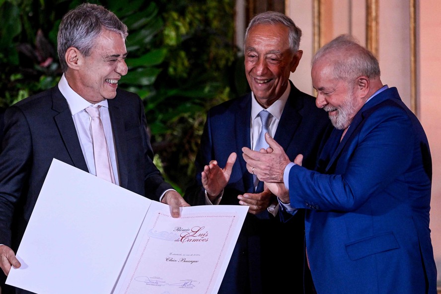 O cantor Chico Buarque, o presidente português, Marcelo Rebelo de Sousa, e o presidente Lula