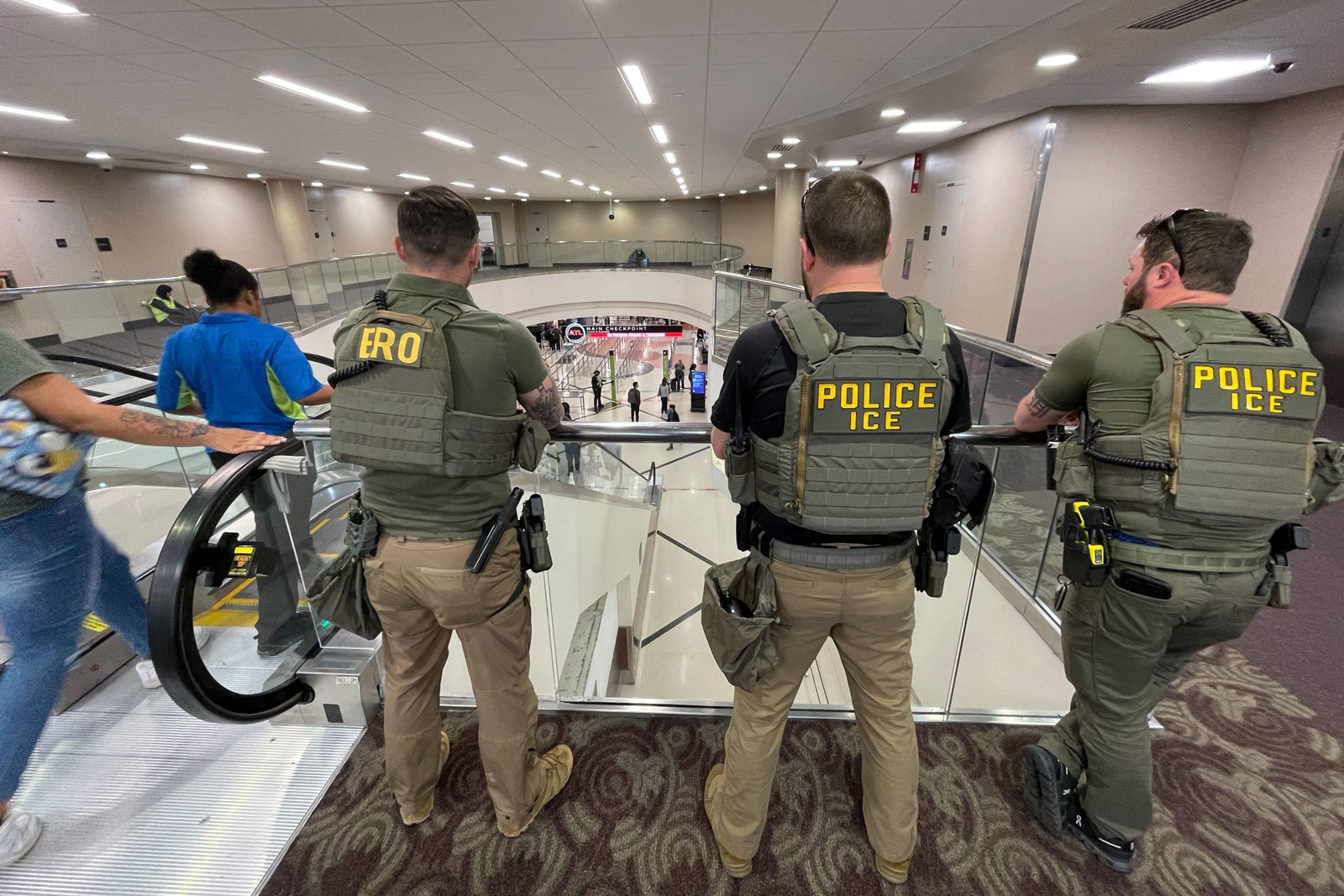 Agentes no embarque do Aeroporto Internacional Hartsfield-Jackson de Atlanta — Foto: John Falchetto / AFP