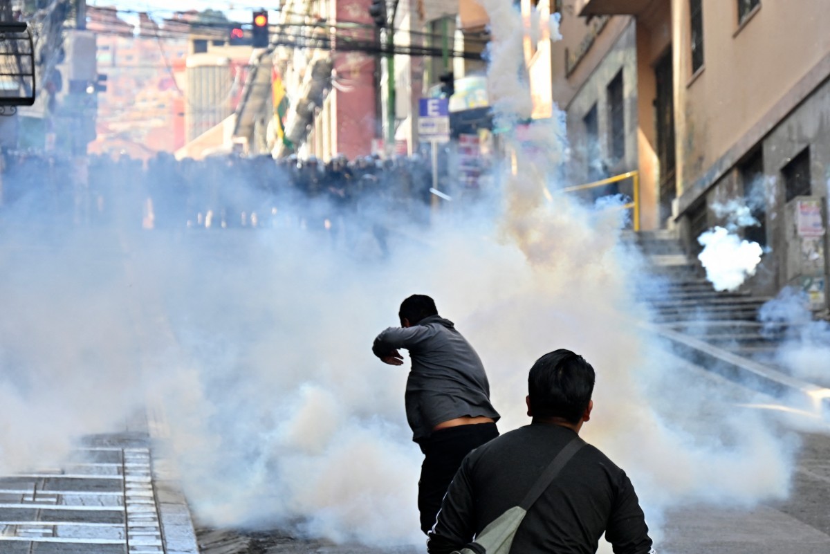 Bolívia tem novos confrontos entre polícia e manifestantes em meio a pressão por renúncia de presidente